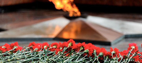 Вечный огонь с цветами