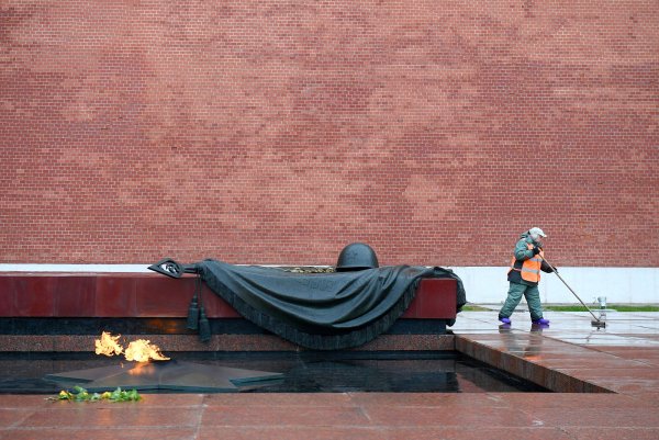 Могила неизвестного солдата у кремлевской стены в Москве