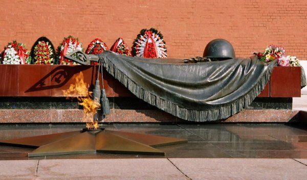 Мемориальный архитектурный ансамбль могила неизвестного солдата