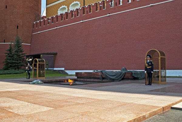Мемориал неизвестного солдата у кремлевской стены в Москве