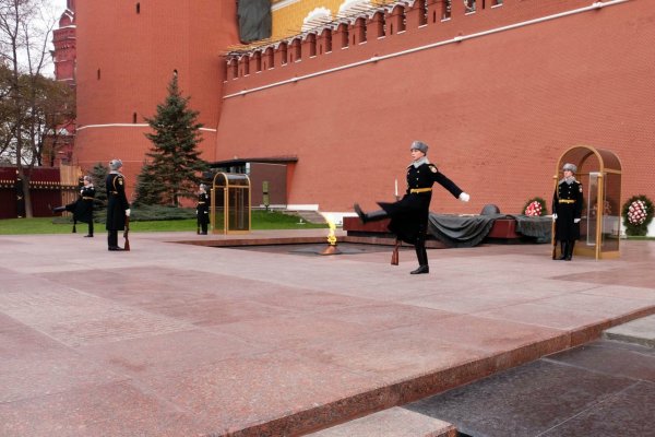 Мемориал неизвестного солдата у кремлевской стены в Москве