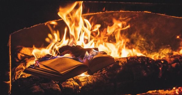 Горящая книга