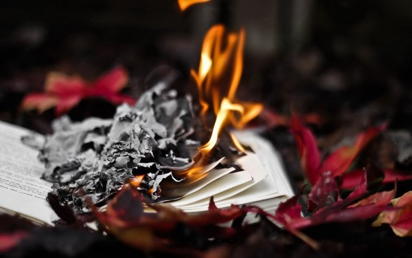 Горящие листы бумаги
