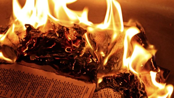 Книга с огнем