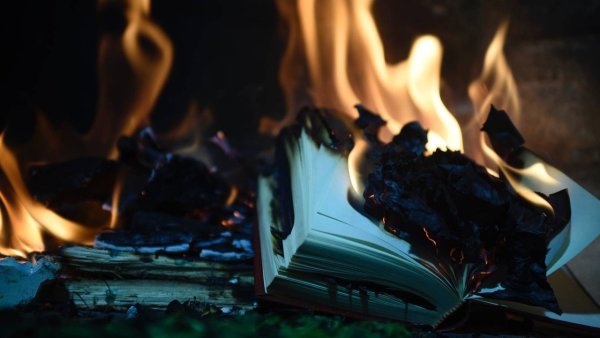 Книга с огнем