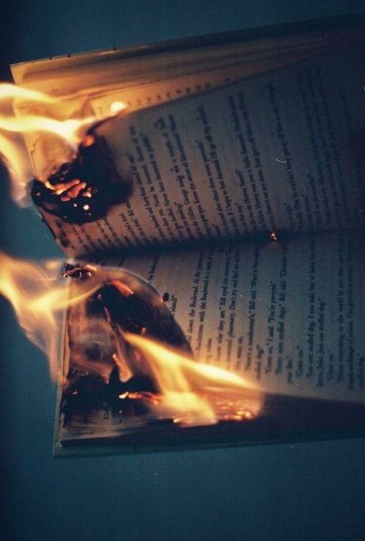 Горящая книга