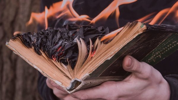 Горящая книга