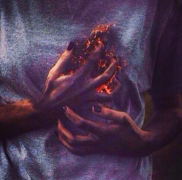 Девушка вырывается из рук