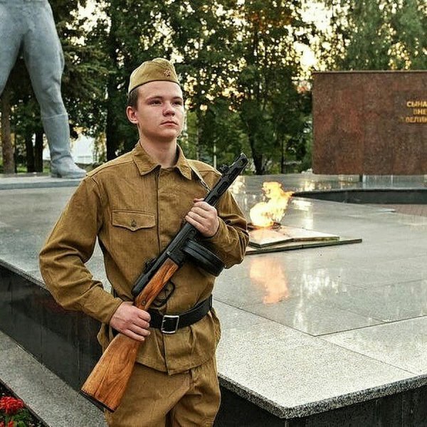 Солдаты около вечного огня