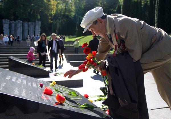 Ветеран у памятника неизвестному солдату