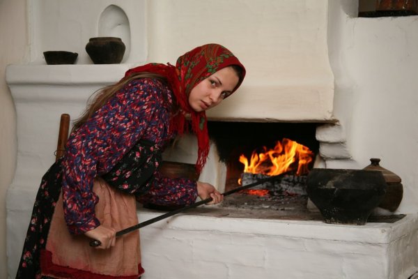 Женщина с ухватом у печи
