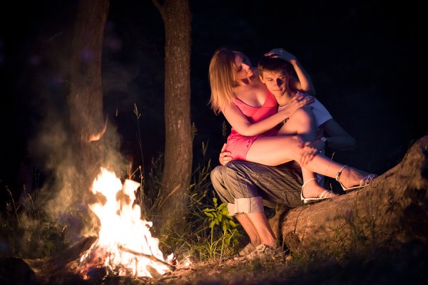 Влюбленные у костра