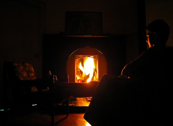 Сидя у камина