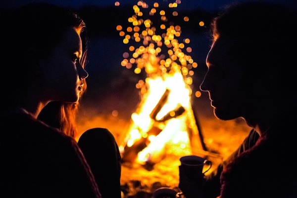 Влюбленные у костра