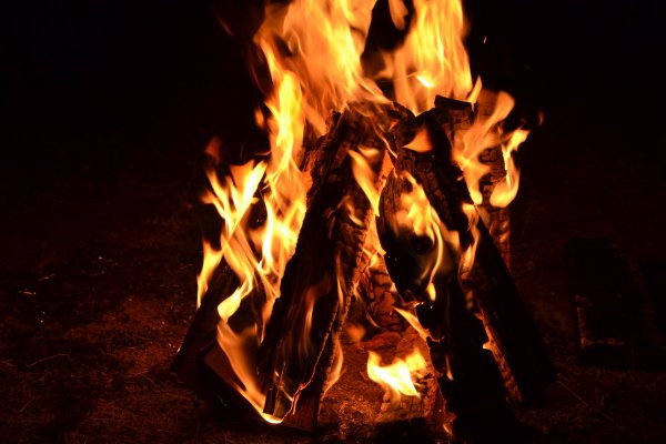 Огонь на фоне неба