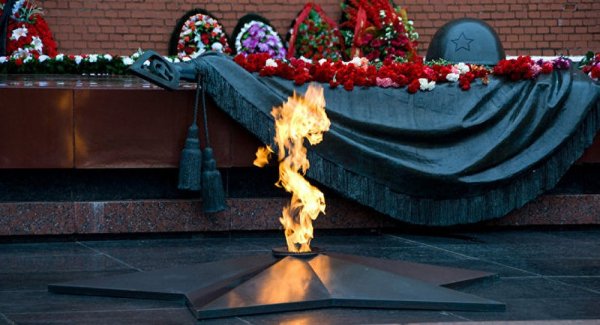 Вечный огонь на красной площади в Москве