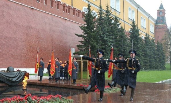 Александровский сад Москва могила неизвестного солдата