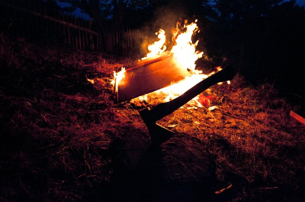 Огонь на природе ночью