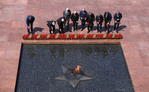Вечный огонь на красной площади в Москве