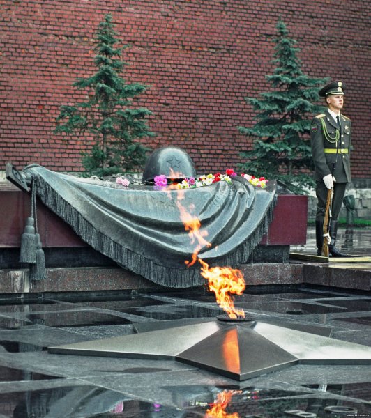Вечный огонь на могиле неизвестного солдата