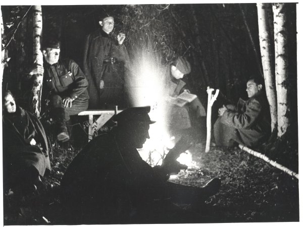 Советские солдаты у костра