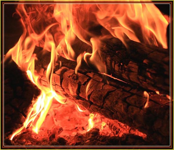 Горит в печурке огонь