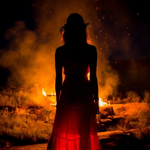 Девушка в горящем доме