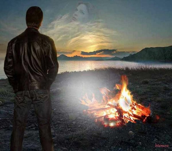Парень у костра