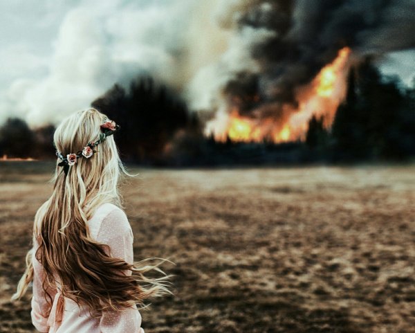 Блондинка на фоне огня