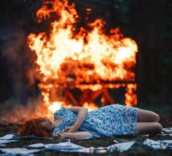 Горящая девушка