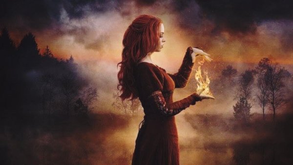 Девушка с огнем в руках