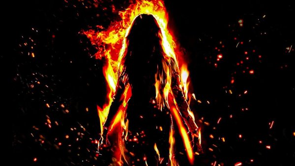 Девушка горит в огне заживо