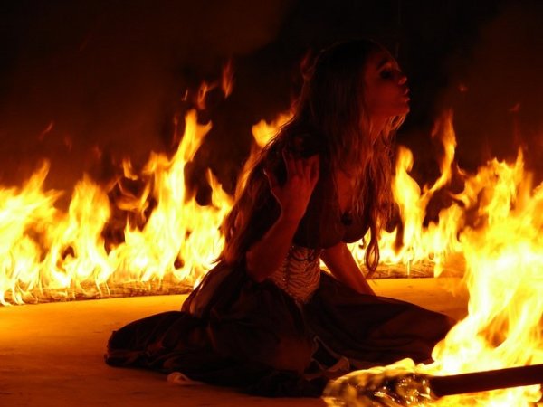 Человек возле огня