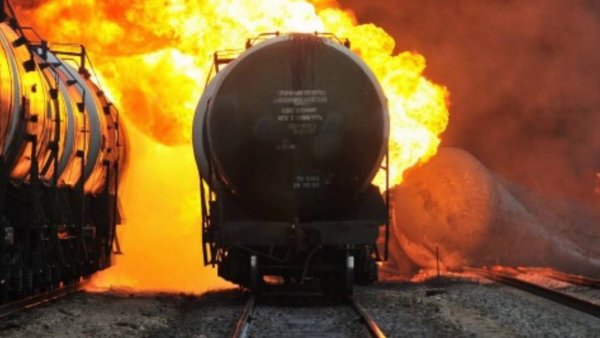 Горящая цистерна с нефтью