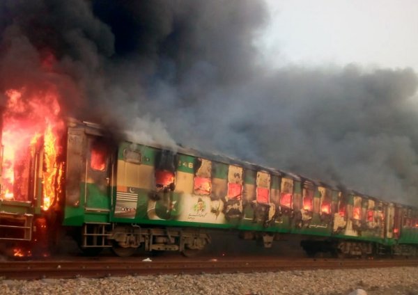 Пожары в поезде в Пакистане