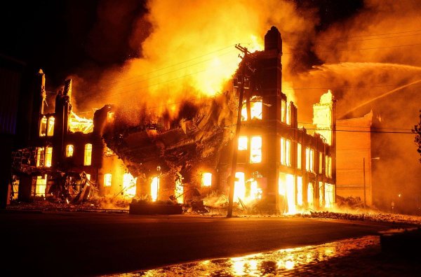 Здание в огне