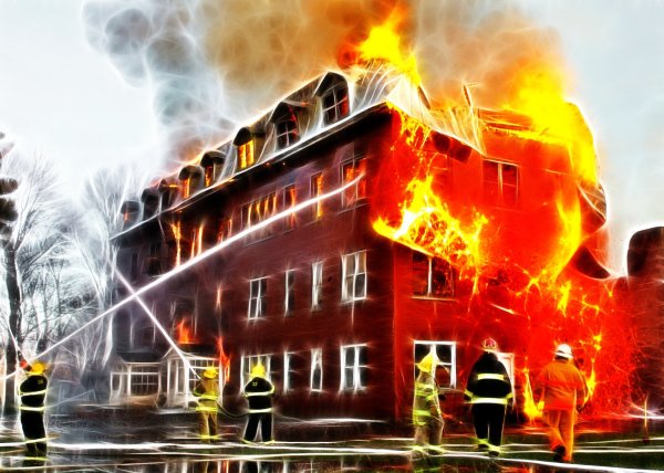 Горящее здание пожарные