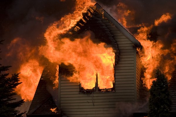 Дом горит