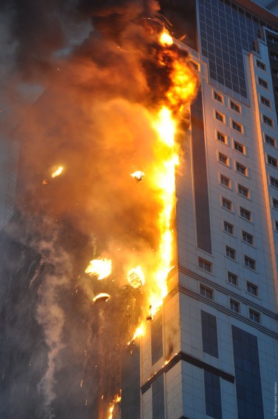 Горящий многоэтажный дом