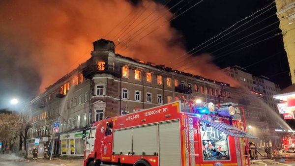 Горит гостиница Россия в Саратове