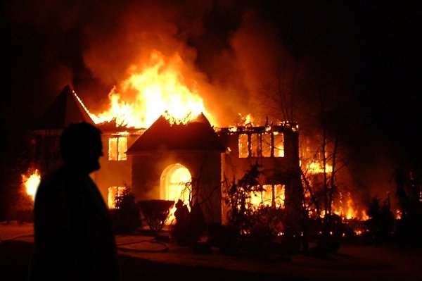 Горящее здание