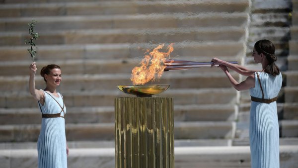 Зажжение олимпийского огня в Греции