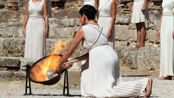 Церемония зажжения олимпийского огня в древней Греции