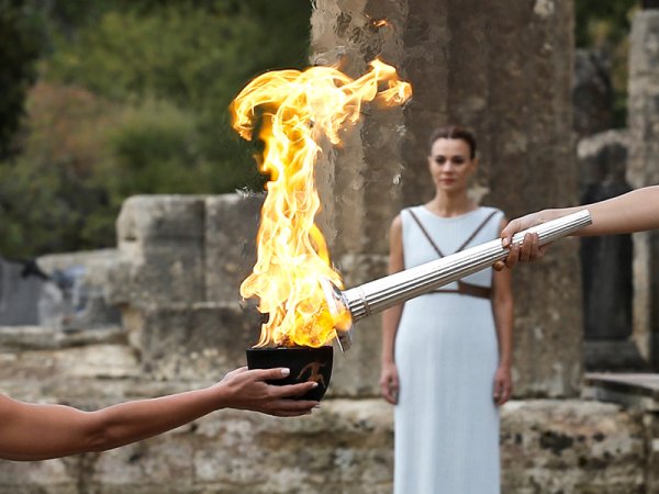 Зажжение олимпийского огня