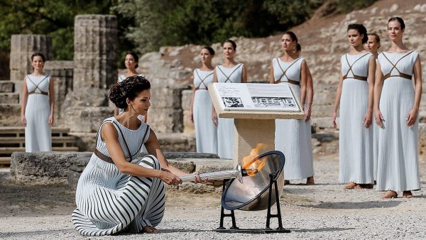 Олимпия зажжение олимпийского огня