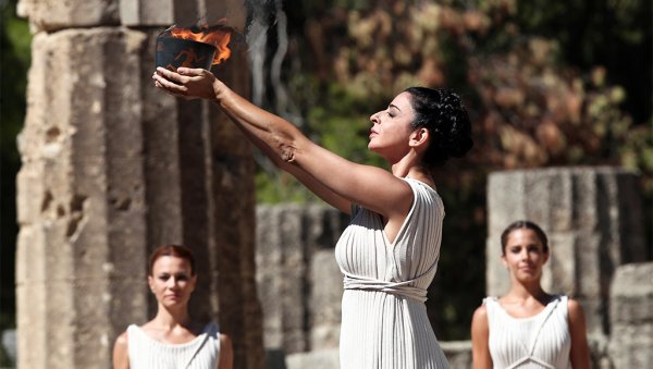 Церемония зажжения олимпийского огня в Греции
