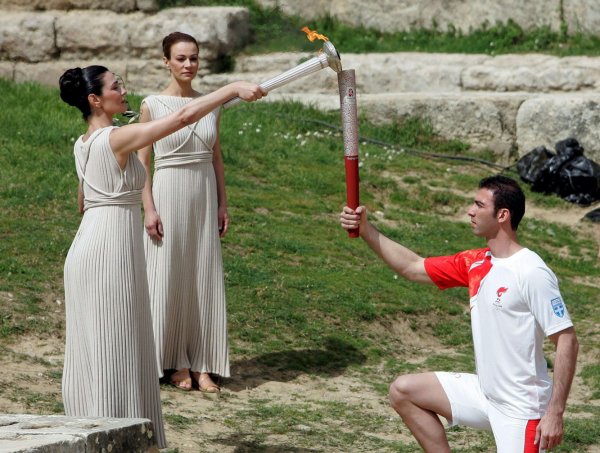Зажжение олимпийского огня в древней Греции
