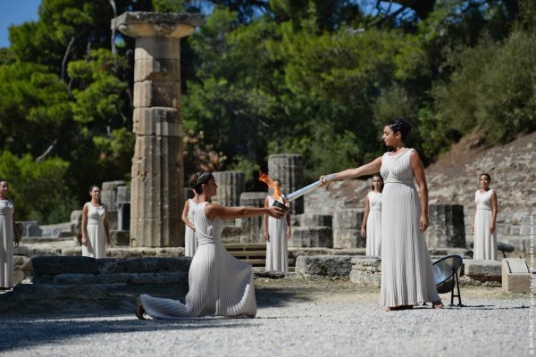 Зажжение олимпийского огня в древней Греции