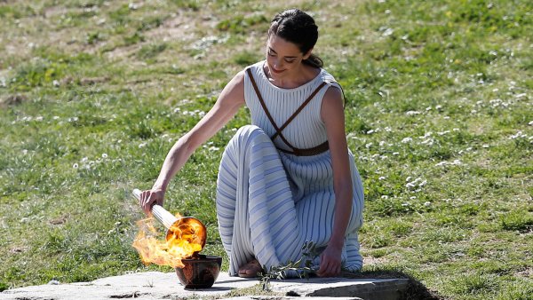 Церемонии зажжения огня в Греции