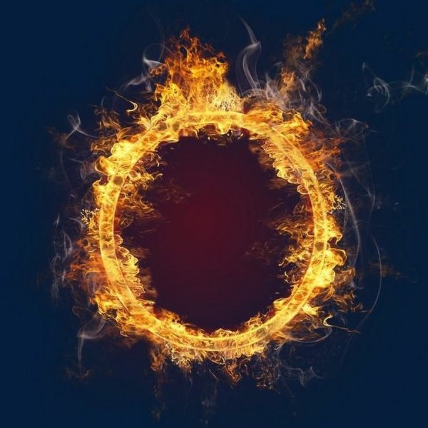 Огненное кольцо на черном фоне